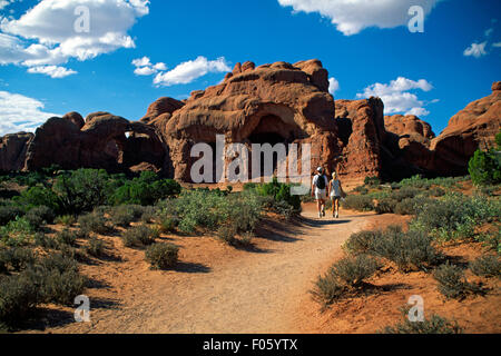 Stati Uniti d'America, Stati Uniti, Utah, Arches National Park, due persone escursionismo Foto Stock