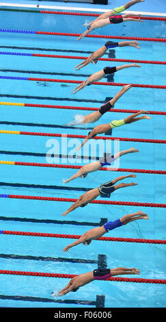 Kazan, Russia. 8 Ago, 2015. Nuotatori in immersione durante l'uomo 1500m preliminare di freestyle al 2015 Campionati del Mondo di nuoto FINA a Kazan, Russia, e il Agosto 8, 2015. Credit: Iam Tianfang/Xinhua/Alamy Live News Foto Stock