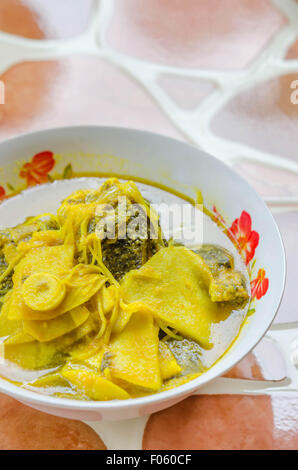 Sour zuppa di pesce e conserve di bambù , stile thai meridionale, cibo Foto Stock