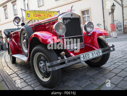 Red Praga auto usate per gite turistiche per le strade di Praga. Foto Stock