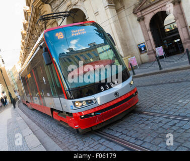 Tram rosso nella città vecchia di lato. Il Prague tram (tram) network è il più grande di questi in rete Foto Stock