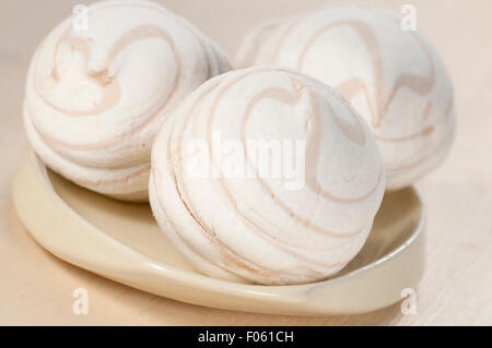 Marshmallow fluff su una piastra, close up shot Foto Stock