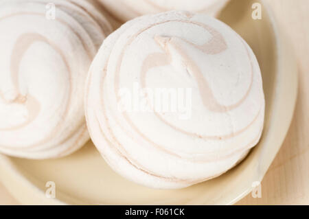 Marshmallow fluff su una piastra, close up shot Foto Stock