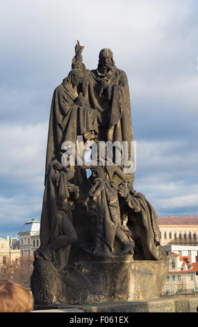 Statua religiosa sul famoso ponte Carlo a Praga. Il ponte è decorato da 30 statue e statuaries, la maggior parte di loro Bávaro Foto Stock