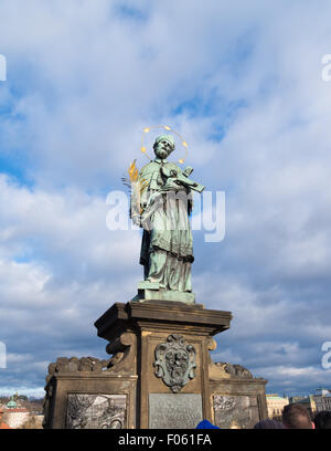 Statua religiosa sul famoso ponte Carlo a Praga. Il ponte è decorato da 30 statue e statuaries, la maggior parte di loro Bávaro Foto Stock