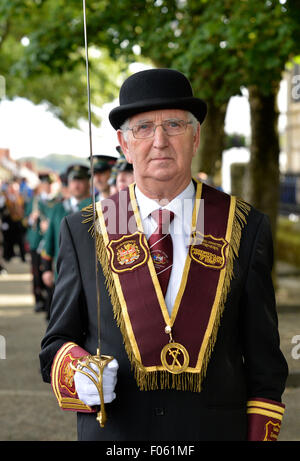 Londonderry, Irlanda del Nord. 8 Ago, 2015. Il Comitato generale del Apprentice Boys di Derry accompagnato da membri e bande sfilano sulle pareti di Derry come parte della commemorazione del 326º anniversario del rilievo di Londonderry. L'Assedio di Derry è iniziato nel dicembre 1688 ed è stato revocato il 28 luglio 1689. Credito: George Sweeney / Alamy Live News Foto Stock