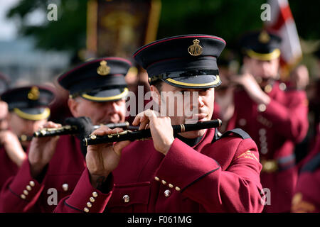 Londonderry, Irlanda del Nord. 8 Ago, 2015. Il Comitato generale del Apprentice Boys di Derry accompagnato da membri e bande sfilano sulle pareti di Derry come parte della commemorazione del 326º anniversario del rilievo di Londonderry. L'Assedio di Derry è iniziato nel dicembre 1688 ed è stato revocato il 28 luglio 1689. Credito: George Sweeney / Alamy Live News Foto Stock