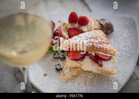 Dessert italiani guarnita con frutta e vino bianco Foto Stock