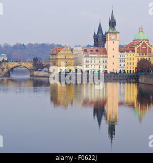 Charles Bridge, Karlovy Lazne e Lavka torre dell orologio a Praga Foto Stock