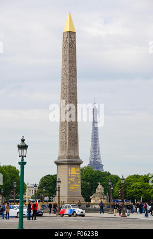 L'obelisco di Luxor in Place de la Concorde con la Torre Eiffel sullo sfondo Foto Stock