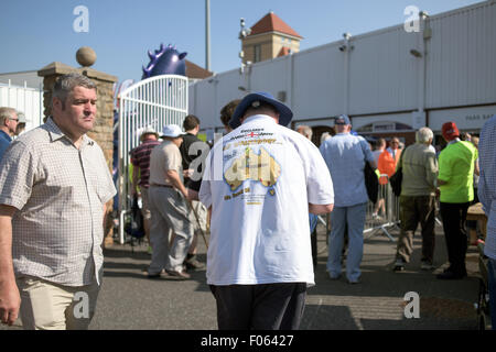 Trent Bridge, Nottingham, UK. 8 Ago, 2015.Inghilterra e australiano tifosi di cricket che arrivano a Trent Bridge prima dell'avvio della prova odierna corrispondono,Inghilterra uscì per recuperare le ceneri un distacco78-run win . Credito: IFIMAGE/Alamy Live News Foto Stock