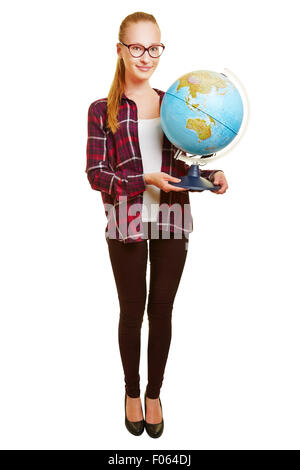 Corpo pieno colpo di insegnanti di sesso femminile che trasportano un globo isolato su uno sfondo bianco Foto Stock