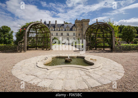 Una delle fontane nei giardini del castello di Villandry chateau. Foto Stock