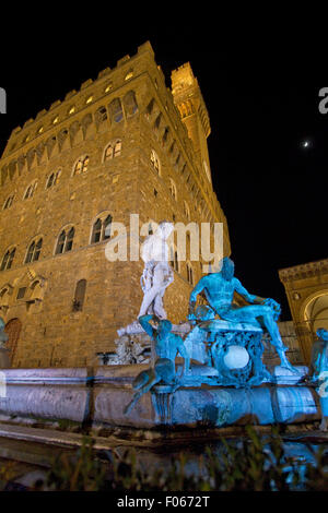 La fontana del Nettuno davanti a Palazzo Vecchio a Firenze Foto Stock