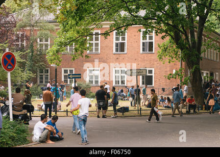 Berlino, Germania. Il 7 agosto, 2015. I rifugiati a Berlino in attesa di registrazione per entrare nel sistema a Berlino Germania. Giorno più caldo dell'anno. Impossibile organizzazione pubblica. Aiutanti civile tutti intorno . Credito: Lena Ganssmann/Alamy Live News Foto Stock