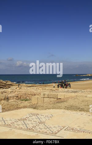 Resti di una chiesa bizantina a Cesarea Parco Nazionale su Israele centrale della costa mediterranea Foto Stock