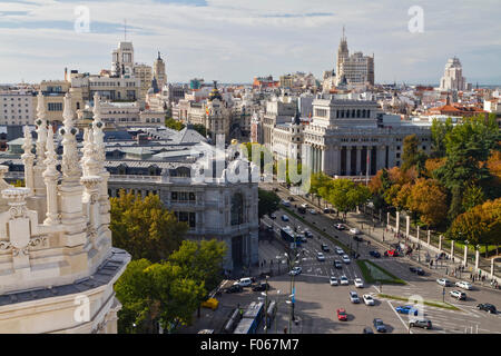 Vista su Plaza de Cibeles square (intersezione di Calle de Alcalá e Paseo del Prado) in Madrid. Foto Stock