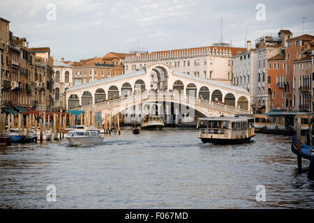 Il Ponte di Rialto (Ponte di Rialto) sul Canal Grande (Canal Grande) a Venezia, Italia Foto Stock