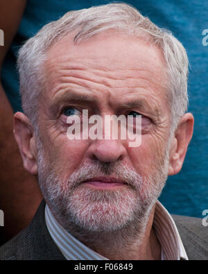 Bradford, West Yorkshire, Regno Unito. Il 7 agosto, 2015. Jeremy Corbyn si siede e ascolta mentre gli altri oratori affrontare la folla in Karmand Comunità Centro Cricket Ground venerdì 7 agosto 2015, Bradford , West Yorkshire, UK Credit: Graham Hardy/Alamy Live News Foto Stock