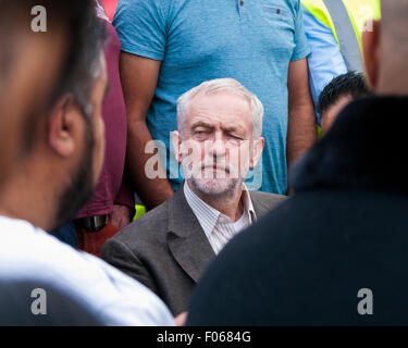 Bradford, West Yorkshire, Regno Unito. Il 7 agosto, 2015. Jeremy Corbyn si siede e ascolta mentre gli altri oratori affrontare la folla in Karmand Comunità Centro Cricket Ground venerdì 7 agosto 2015, Bradford , West Yorkshire, UK Credit: Graham Hardy/Alamy Live News Foto Stock