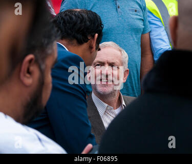 Bradford, West Yorkshire, Regno Unito. Il 7 agosto, 2015. Jeremy Corbyn si siede e ascolta mentre gli altri oratori affrontare la folla in Karmand Comunità Centro Cricket Ground venerdì 7 agosto 2015, Bradford , West Yorkshire, UK Credit: Graham Hardy/Alamy Live News Foto Stock