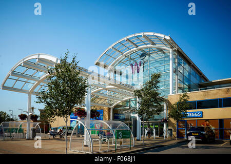 T Rosa Bianca shopping centre in Leeds Yorkshire Regno Unito. Nella foto la parte esterna del centro commerciale negozi di shopping shopper store r Foto Stock