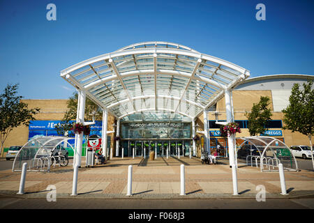 T Rosa Bianca shopping centre in Leeds Yorkshire Regno Unito. Nella foto la parte esterna del centro commerciale negozi di shopping shopper store r Foto Stock