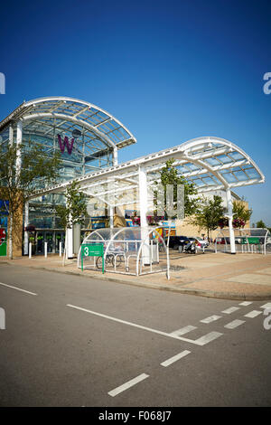 T Rosa Bianca shopping centre in Leeds Yorkshire Regno Unito. Nella foto la parte esterna del centro commerciale negozi di shopping shopper store r Foto Stock