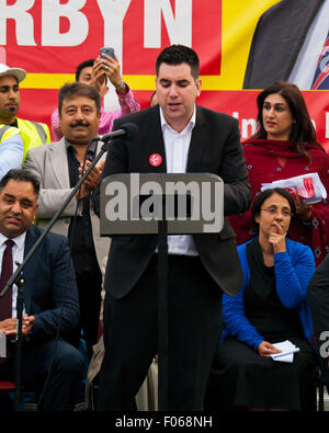 Bradford, West Yorkshire, Regno Unito. Il 7 agosto, 2015. Richard Burgon, manodopera membro del parlamento di East Leeds, parla al rally per Jeremy Corbyn, all'Karmand Comunità Centro Cricket Ground venerdì 7 agosto 2015, Bradford , West Yorkshire, UK Credit: Graham Hardy/Alamy Live News Foto Stock