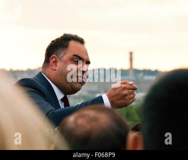 Bradford, Yorkshire, Regno Unito. Il 7 agosto, 2015. Imran Hussain, MP per Bradford est parlando a sostegno di Jeremy Corbyn presso la Comunità Karmand Centro cricket ground venerdì 7 agosto 2015, Bradford , West Yorkshire, UK Credit: Graham Hardy/Alamy Live News Foto Stock