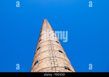 Vecchio camino industriale realizzato dai mattoni rossi Foto Stock