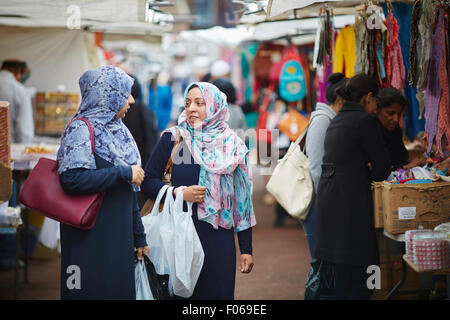 Mercato Longsight a Manchester Regno Unito Shop shopping shopper store supermercato rivenditore rivenditori commercianti trading buyi di uscita Foto Stock