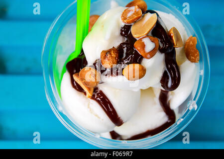 Arachidi sul gelato in un bicchiere sul tavolo. Foto Stock