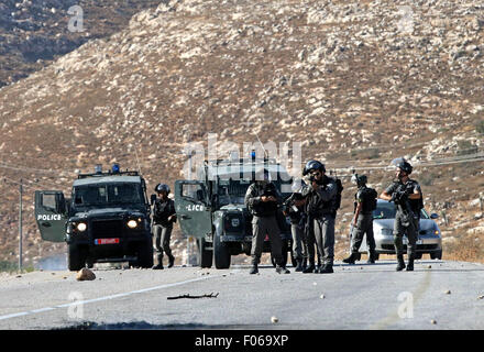 Duma, West Bank, Territorio palestinese. 8 Ago, 2015. Forze di sicurezza israeliane prendere posizione durante gli scontri con i dimostranti palestinesi su una strada che conduce al villaggio della Duma, in una dimostrazione seguendo il funerale di Saad Dawabsha, il padre di un bambino palestinese ucciso la scorsa settimana quando la loro casa è stata firebombed da estremisti ebrei, vicino la Cisgiordania città di Nablus, in data 8 agosto 2015. Credito: ZUMA Press, Inc./Alamy Live News Foto Stock