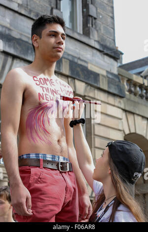 Edimburgo, Scozia, Regno Unito. 8 Ago, 2015. Il primo sabato del Edinburgh Fringe, i visitatori di Edimburgo sono state trattate per l'annuale libero street entertainment con assaggiatori da molti spettacoli. Molti attori e animatori sono provenienti da tutto il mondo e hanno raccolto a Edimburgo per il Fringe Festival che dura fino al 30 agosto Credito: Findlay/Alamy Live News Foto Stock