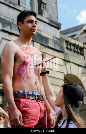 Edimburgo, Scozia, Regno Unito. 8 Ago, 2015. Il primo sabato del Edinburgh Fringe, i visitatori di Edimburgo sono state trattate per l'annuale libero street entertainment con assaggiatori da molti spettacoli. Molti attori e animatori sono provenienti da tutto il mondo e hanno raccolto a Edimburgo per il Fringe Festival che dura fino al 30 agosto Credito: Findlay/Alamy Live News Foto Stock