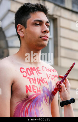 Edimburgo, Scozia, Regno Unito. 8 Ago, 2015. Il primo sabato del Edinburgh Fringe, i visitatori di Edimburgo sono state trattate per l'annuale libero street entertainment con assaggiatori da molti spettacoli. Molti attori e animatori sono provenienti da tutto il mondo e hanno raccolto a Edimburgo per il Fringe Festival che dura fino al 30 agosto Credito: Findlay/Alamy Live News Foto Stock