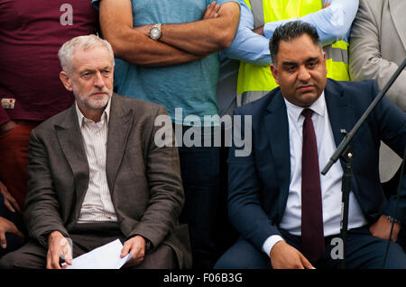 Bradford, West Yorkshire, Regno Unito. Il 7 agosto, 2015. Jeremy Corbyn, Partito Laburista MP per Islington a nord e Imran Hussain, Partito Laburista MP per Bradford Est, ascoltare gli oratori della Comunità Karmand Center su Venerdì 7 agosto 2015, Bradford , West Yorkshire, UK Credit: Graham Hardy/Alamy Live News Foto Stock