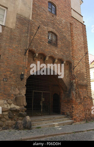 Blue sky ritratto obliquo reliquie di mattoni rossi Gate Gnojna miscelato in pareti di casamento, Celna Street, Città Vecchia, Varsavia Foto Stock