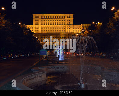 Vista del parlamento rumeno da fontane in Unirii Boulevard, Bucarest, Romania Foto Stock