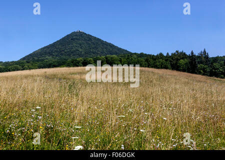 Milesovka è con i suoi 837 m la montagna più alta di Ceské Stredohori (Boemia centrale di montagna), Repubblica Ceca Foto Stock