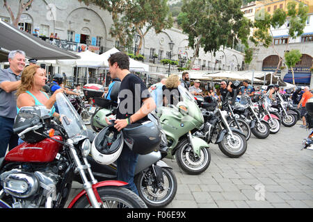 Gibilterra 8 Agosto 2015 - Casemates Square a Gibilterra ha visto la partecipazione di centinaia di Harley Davidson motocycles da attorno alla regione, tra cui la Spagna, il Regno Unito e il Portogallo, si sono riuniti per celebrare il decimo anniversario della Harley Davidson Rally a Gibilterra. Alla manifestazione hanno partecipato il ministro per la cultura Steven Linares e vide la musica e la danza eventi eseguiti prima del rally attraverso la strada principale. Foto Stock