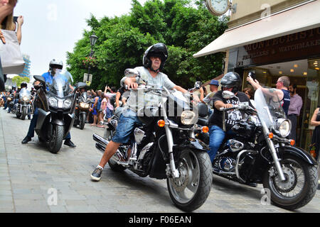 Gibilterra 8 Agosto 2015 - Casemates Square a Gibilterra ha visto la partecipazione di centinaia di Harley Davidson motocycles da attorno alla regione, tra cui la Spagna, il Regno Unito e il Portogallo, si sono riuniti per celebrare il decimo anniversario della Harley Davidson Rally a Gibilterra. Alla manifestazione hanno partecipato il ministro per la cultura Steven Linares e vide la musica e la danza eventi eseguiti prima del rally attraverso la strada principale. Foto Stock