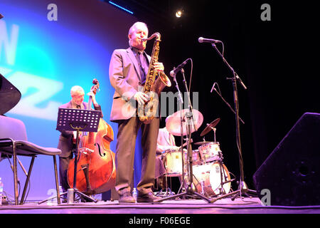 Brecon, Powys, Wales, Regno Unito. 8 agosto, 2015. Brecon Jazz 2015 Scott Hamilton Quartet eseguire presso il Teatro Brycheiniog. Mostra fotografica di Scott Hamilton a giocare il suo sax tenore. Foto Stock