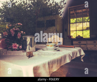 Casale rustico cucina attraverso la finestra (di riflessione) Foto Stock