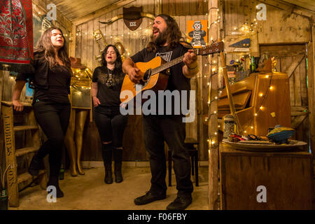 I numeri magici di eseguire un concerto acustico in legno decorate in un capannone a Larmer Tree Festival, Salisbury, Regno Unito Foto Stock