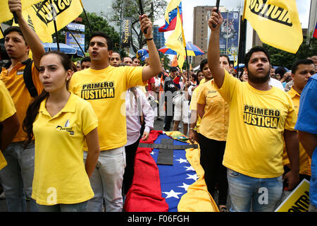 Caracas, Venezuela. 8 Ago, 2015. Venezuelano di attivisti dell'opposizione prendere parte a una protesta pacifica contro l'inflazione, penuria e recessione, a Caracas, Venezuela, su Agosto 8, 2015. © Boris Vergara/Xinhua/Alamy Live News Foto Stock