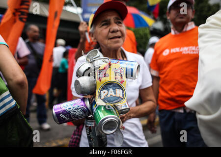 Caracas, Venezuela. 8 Ago, 2015. Un venezuelano attivisti dell'opposizione contiene un banner nel corso di una protesta pacifica contro l'inflazione, penuria e recessione, a Caracas, Venezuela, su Agosto 8, 2015. © Boris Vergara/Xinhua/Alamy Live News Foto Stock