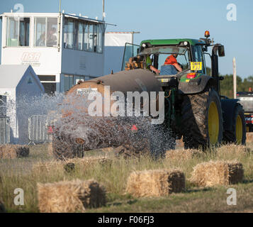 Billingshurst Regno Unito. 8 agosto, 2015. Il corso è irrigata sto preparazione per l'inizio. Il BLMRA 12 Ora Tosaerba in gara. Credito: Stephen Bartolomeo/Alamy Live News Foto Stock