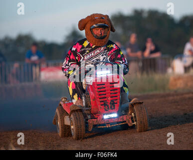 Billingshurst Regno Unito. 8 agosto, 2015. Team #58. Il BLMRA 12 Ora Tosaerba in gara. Credito: Stephen Bartolomeo/Alamy Live News Foto Stock